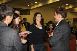 Paweł otoczony wianuszkiem wielbicieli