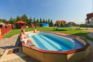 12_prawie_duzy_basen_2 zdjęcie basenu dla dzieci z osobą daje właściwą perspektywę w hotelu SPA Activia w Jastrzębiej Górze